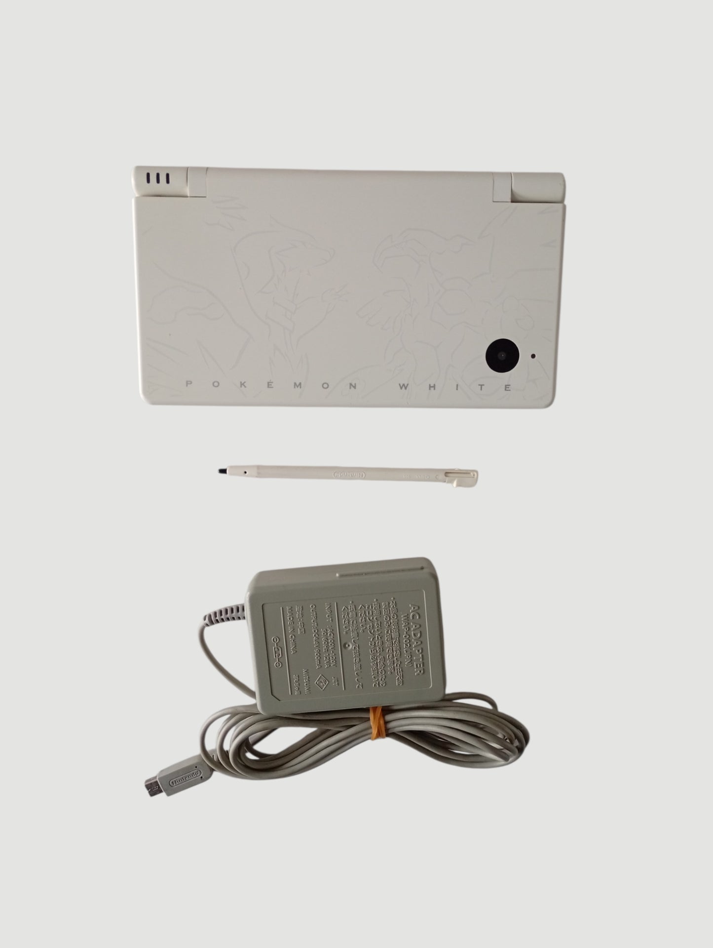 consola Nintendo DSi edicion especial pokemon blanco