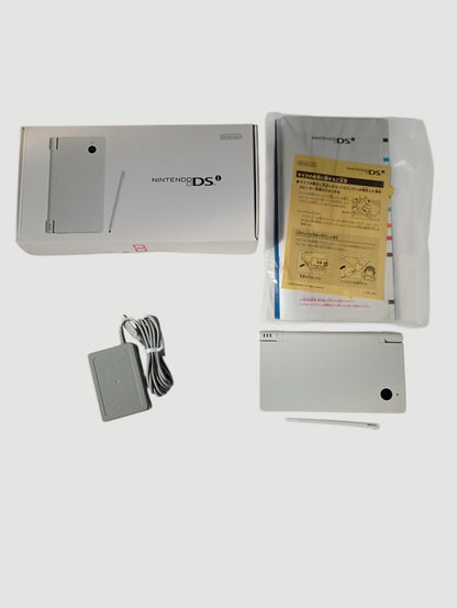 consola Nintendo DSi  fucsia en caja liberada con micro sd 32 gb