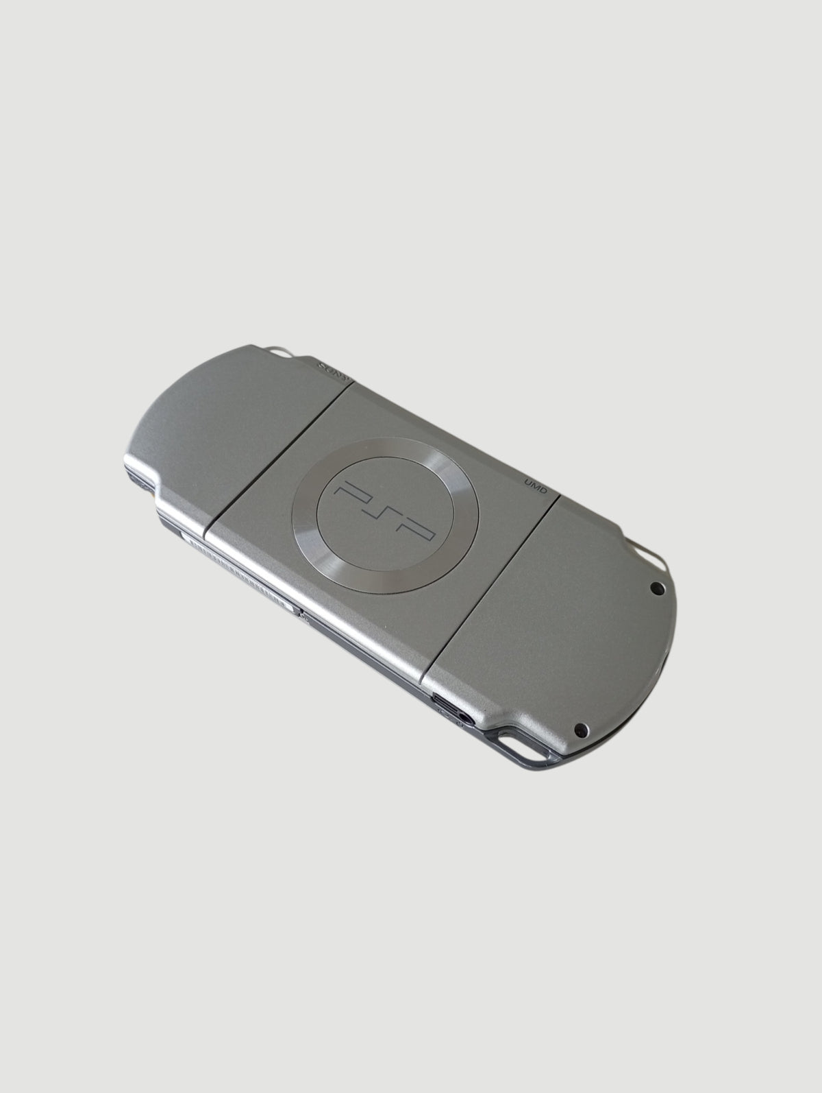 Consola psp 2000 plateada liberada en micro sd 32 gb