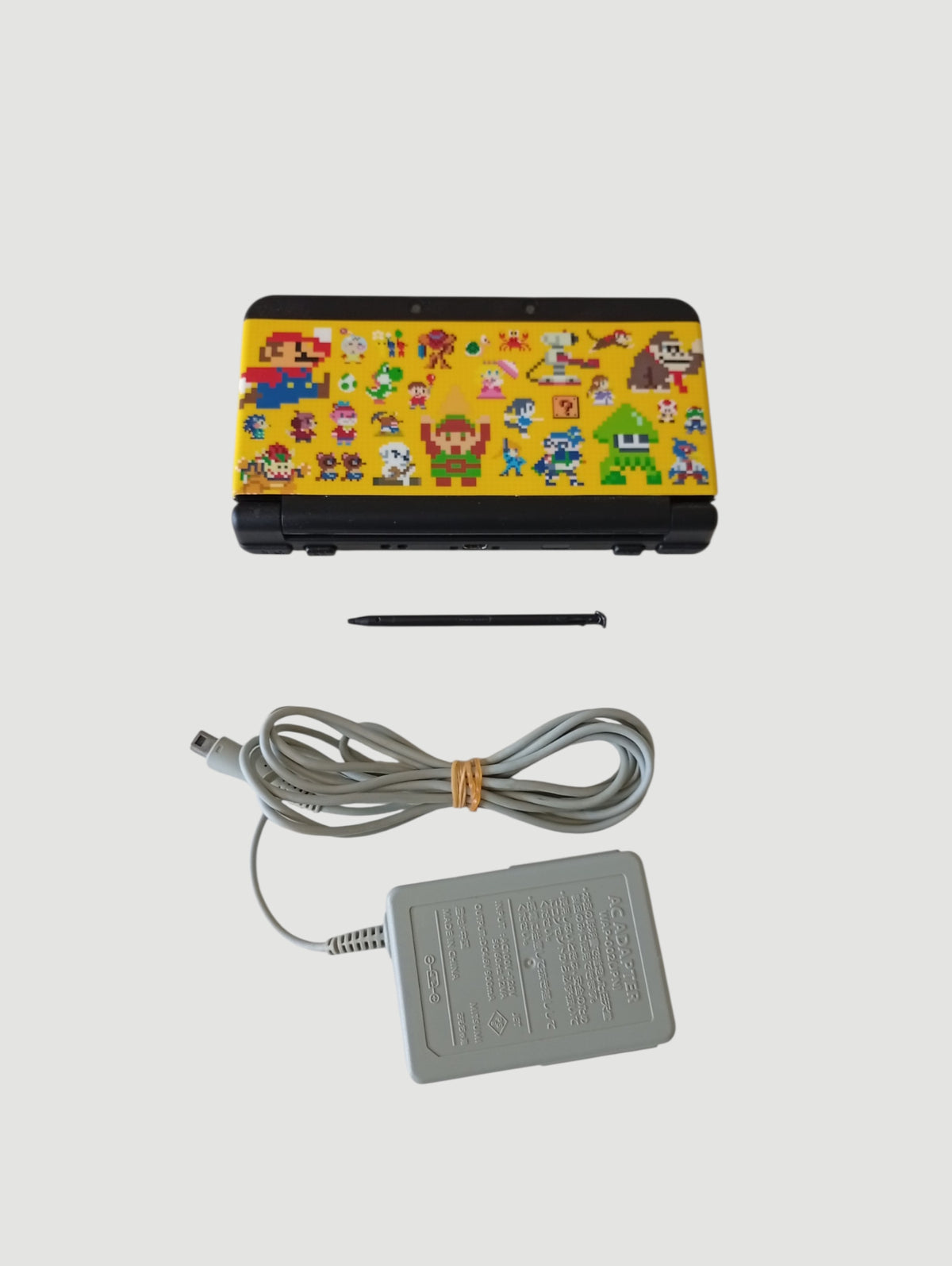 consola  New Nintendo 3DS Super Mario Bros. 30th Anniversary Edition liberada en micro sd 32 gb