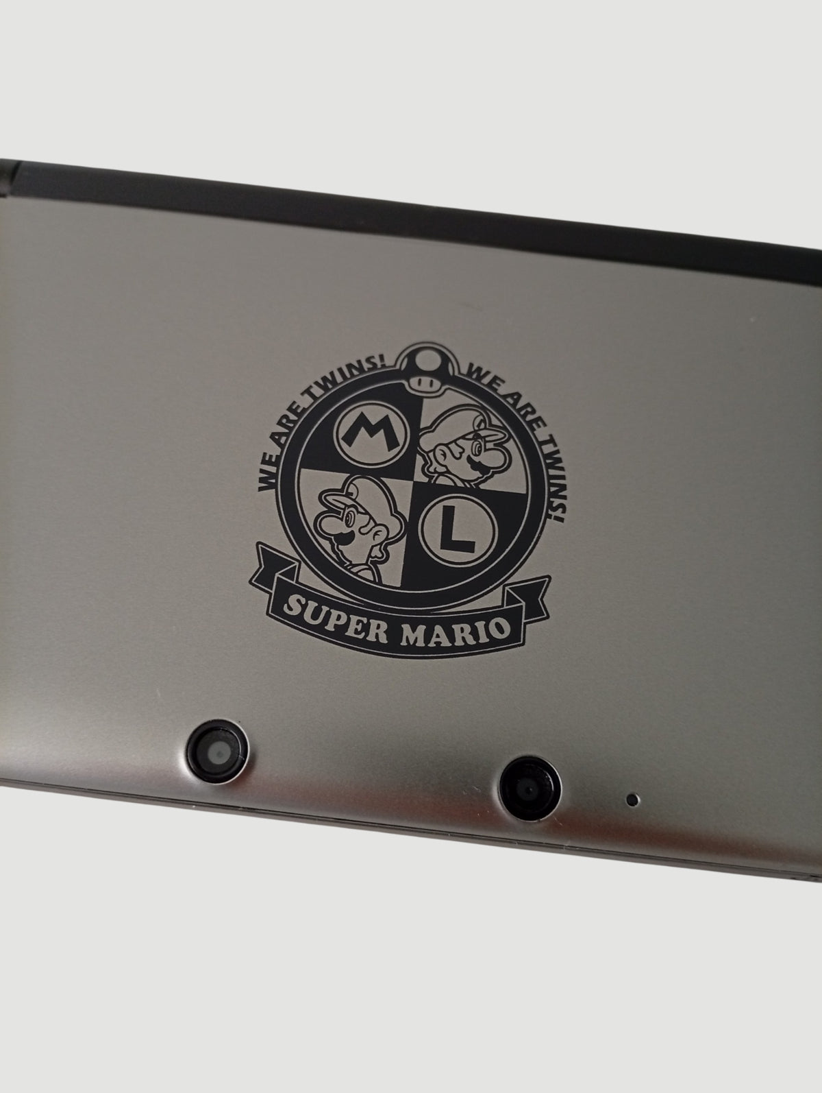 Consola nintendo 3ds old xl edición especial mario silver en caja liberada en micro sd 32 gb